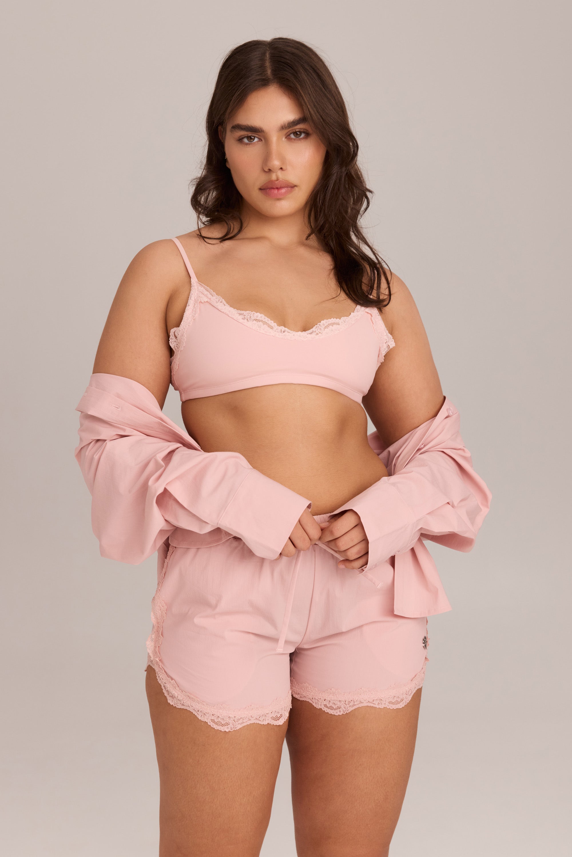 שורט ניילון עם גימור תחרה