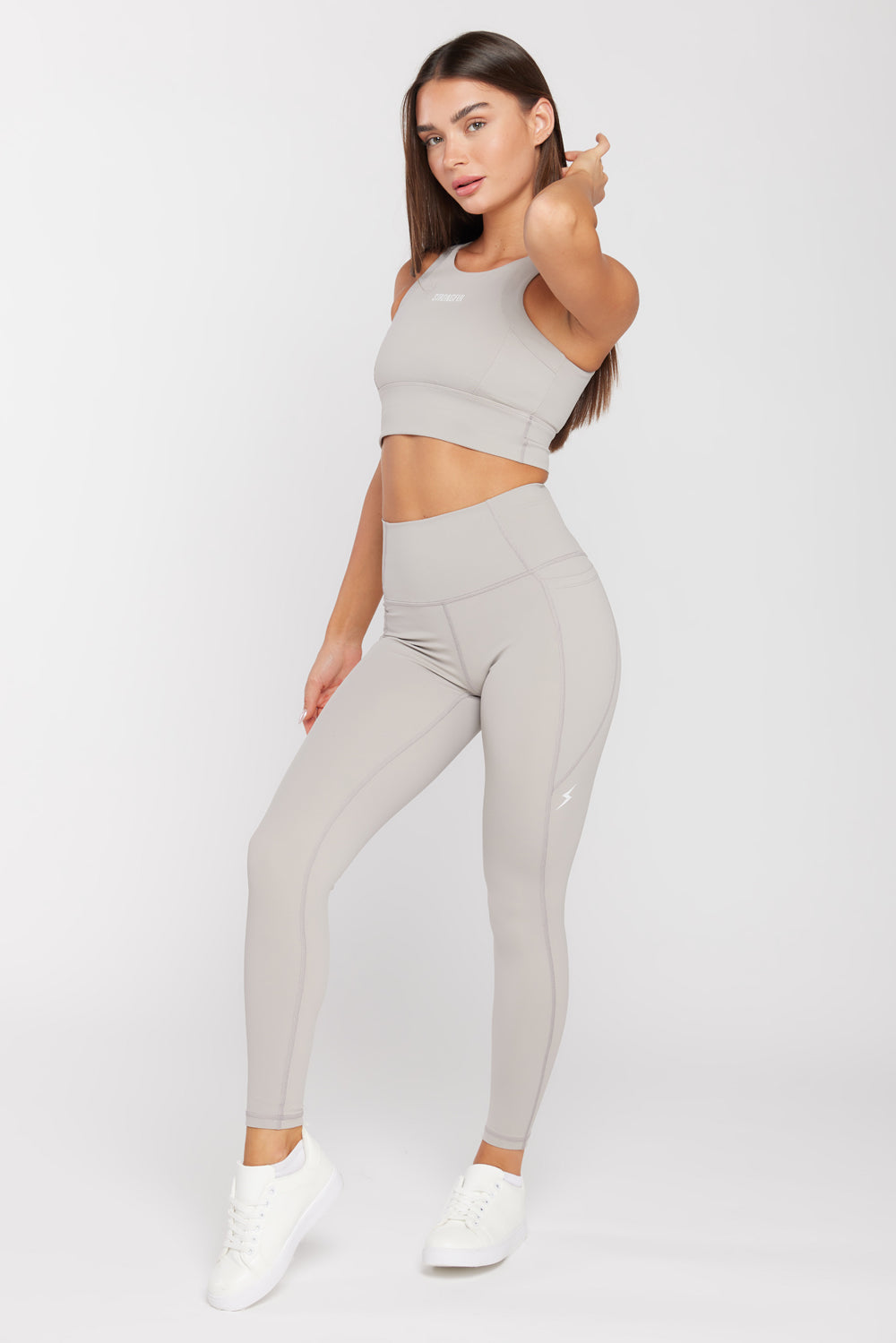 של המותג סטרונגפול Polly דוגמנית לובשת טייץ | XS