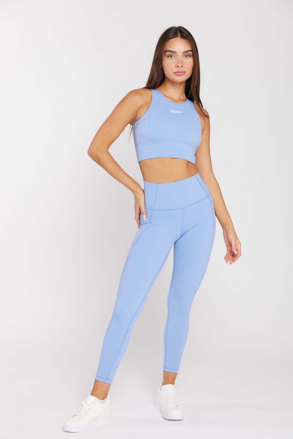 של המותג סטרונגפול Polly דוגמנית לובשת טייץ | XS