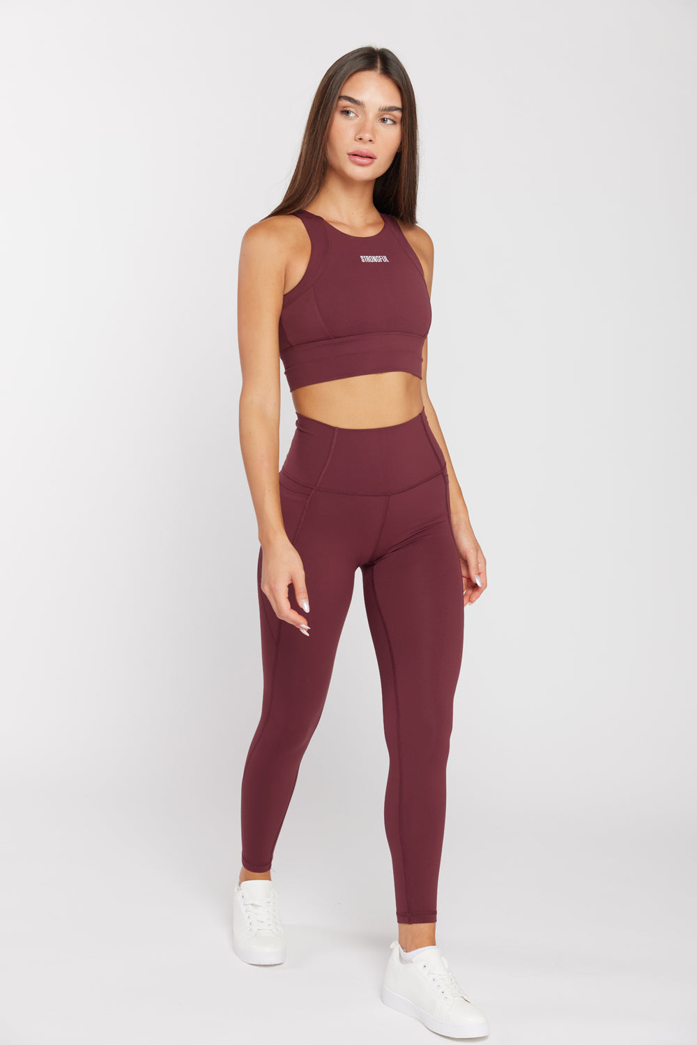 של המותג סטרונגפול Polly דוגמנית לובשת טייץ | XS