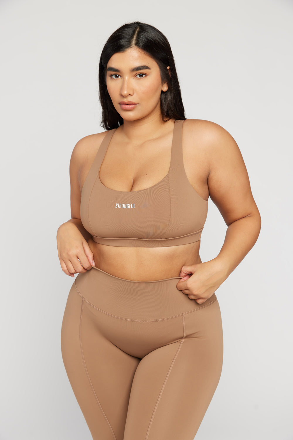 Aura - טופ ספורטיבי בעל מחשוף בגב בצבע מוקה