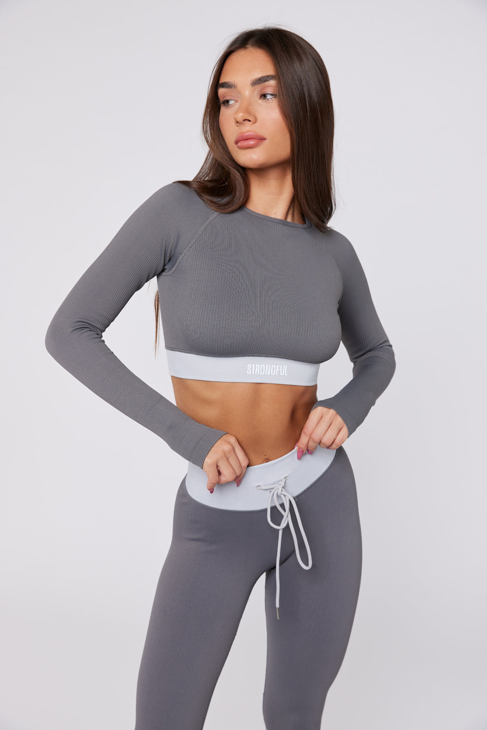 Bliss - חולצת קרופ טופ ספורטיבי בצבע אפור | XS