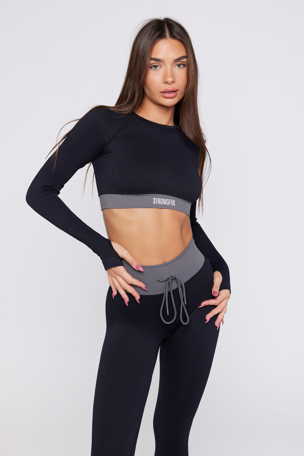 Bliss - חולצת קרופ טופ ספורטיבי בצבע שחור | XS