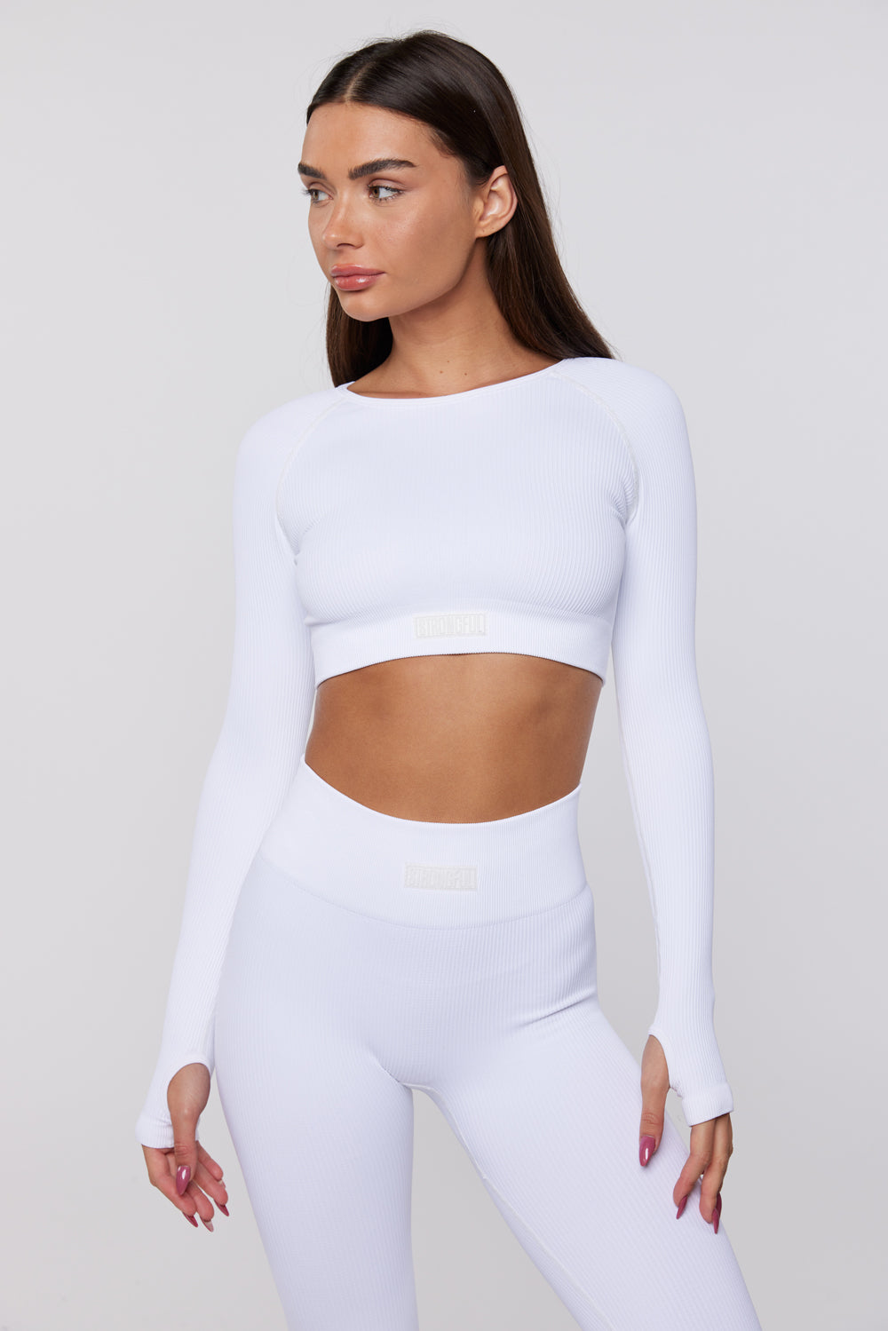 Kind - חולצת קרופ טופ ספורטיבי בצבע לבן | XS