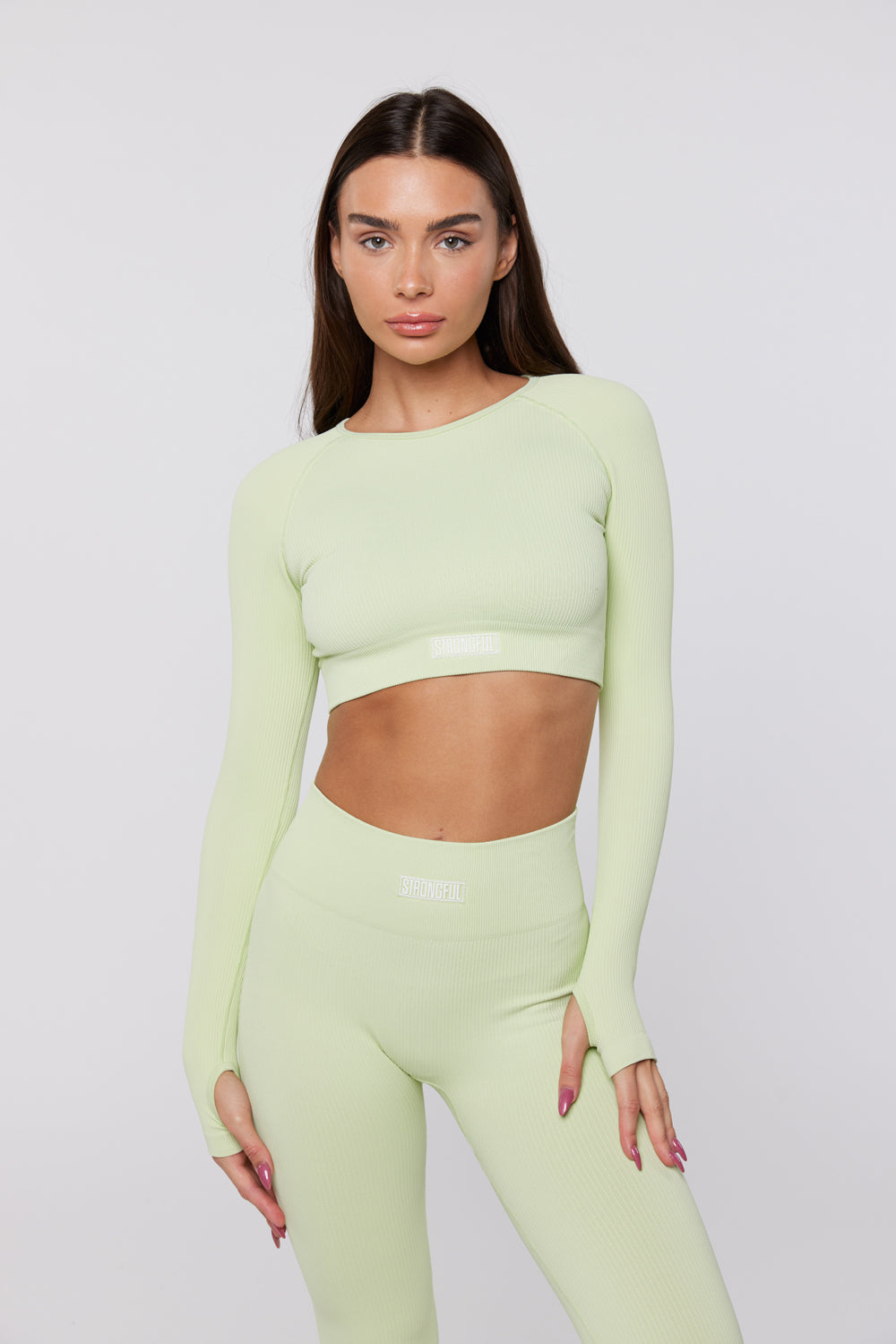 Kind - חולצת קרופ טופ ספורטיבי בצבע ירוק בהיר | XS
