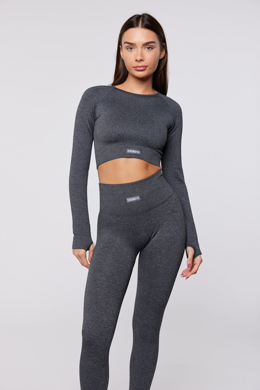 חולצת קרופ טופ ספורטיבי בצבע אפור כהה balance | XS