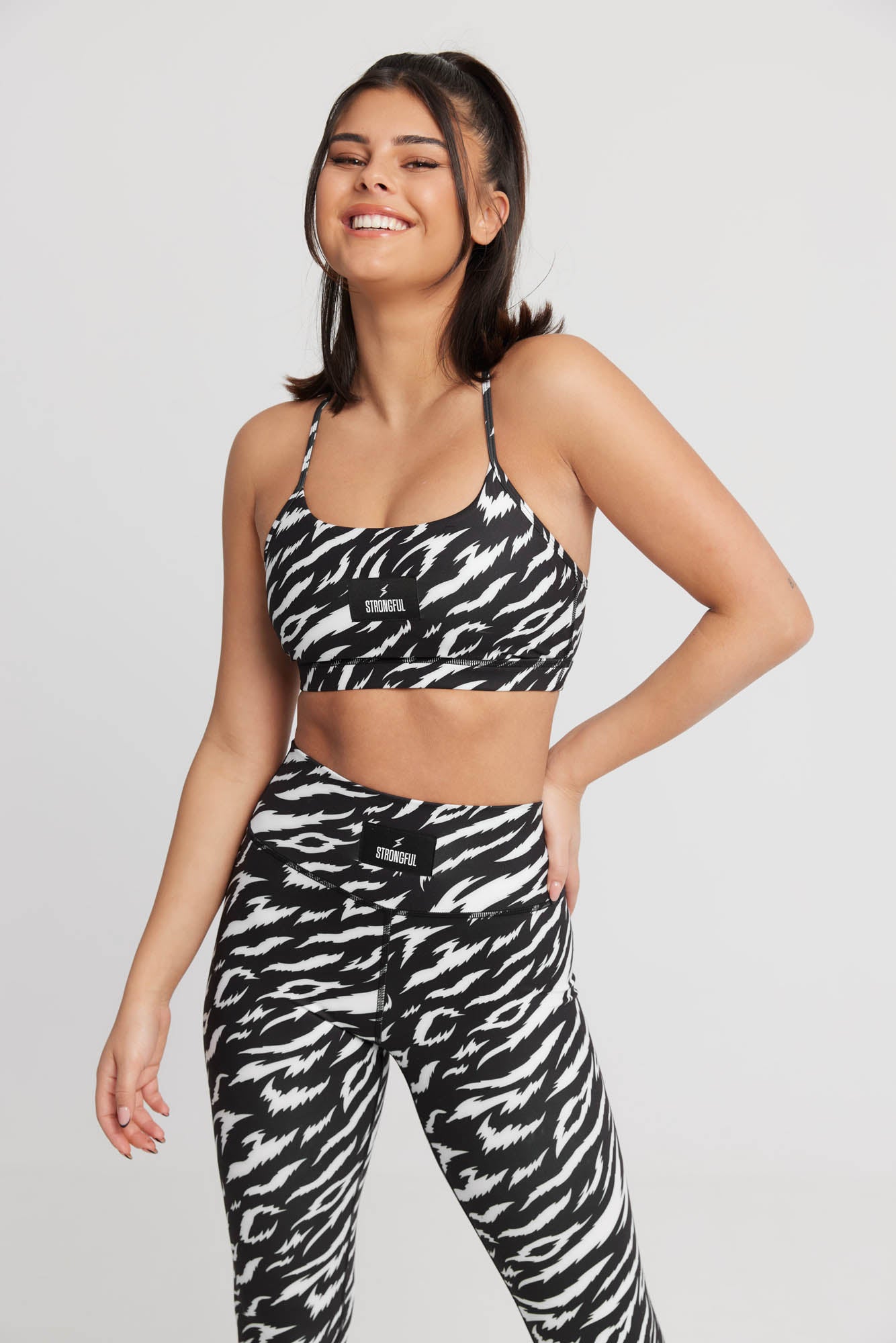 טופ ספורטיבי בצבע לבן שחור hunter | XS