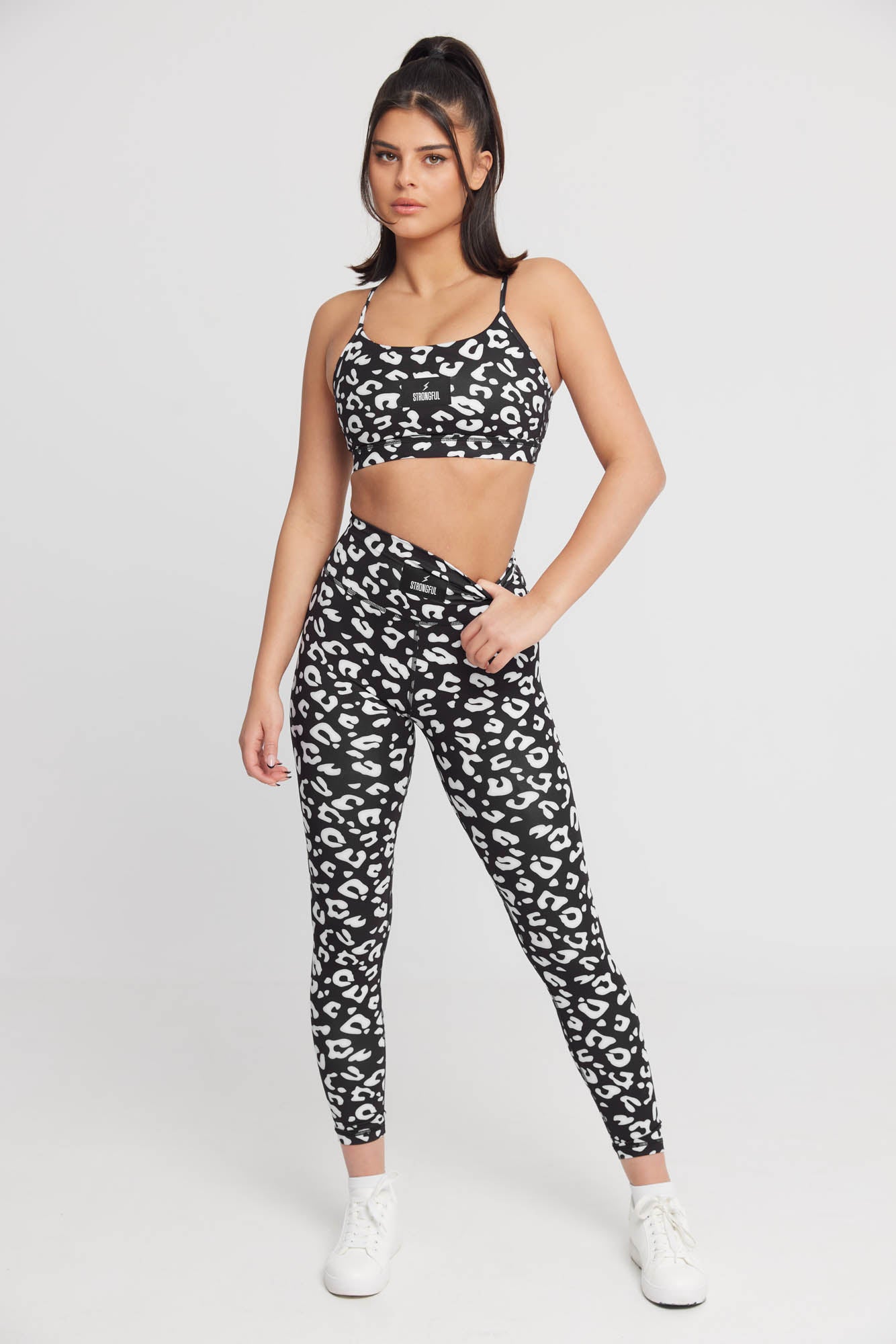 טופ ספורטיבי בצבע שחור לבן hunter | XS