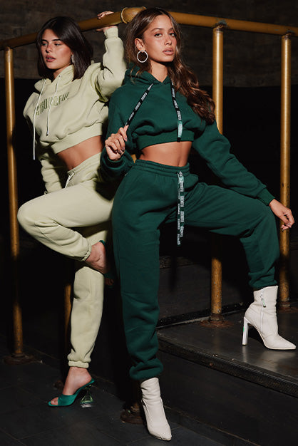 מה הגוונים הכי טרנדיים של בגדי ספורט נשים לשנת 2022? 