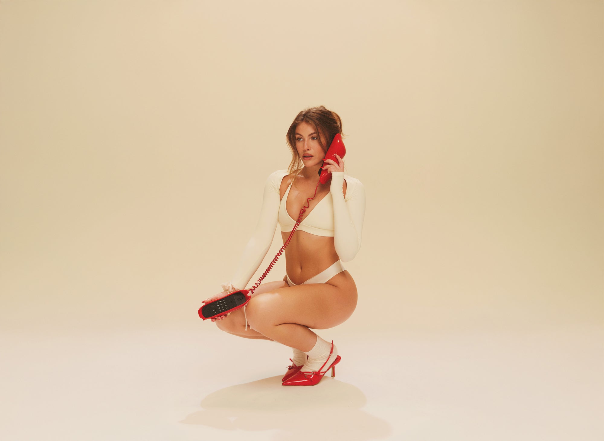 הטריק שלא הכרת: למה תחתון אדום הוא הנשק הסודי שלך מתחת לבגדים בהירים?