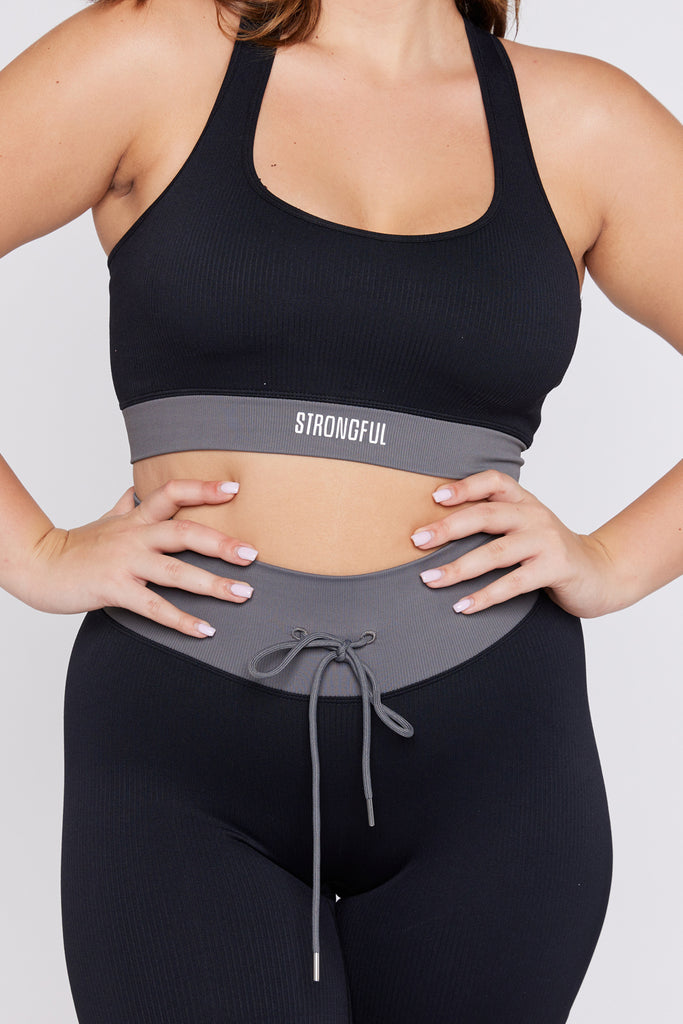 של מותג סטרונגפול Bliss דוגמנית לובשת טופ  | L