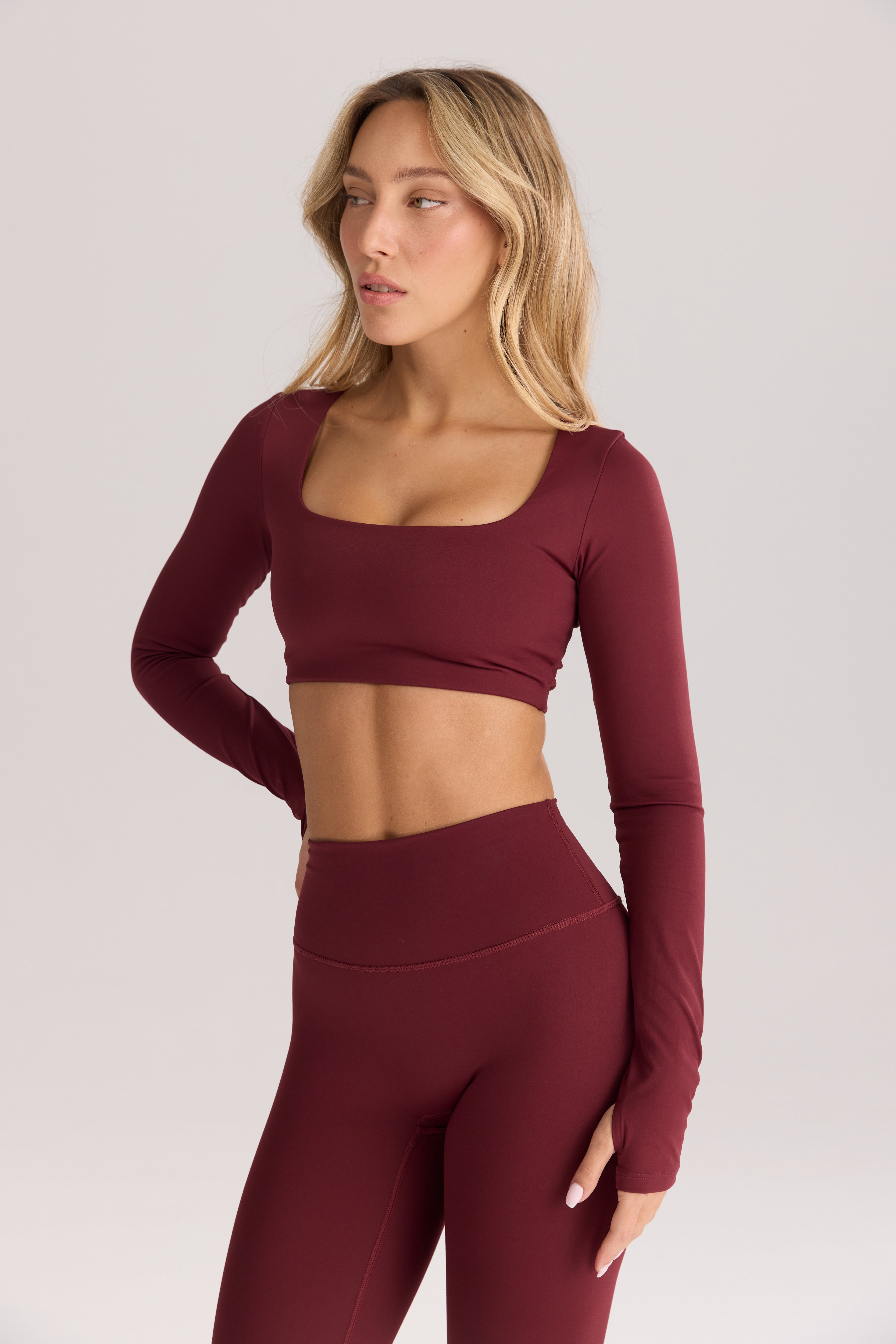 Astra קרופ טופ מחשוף מרובע