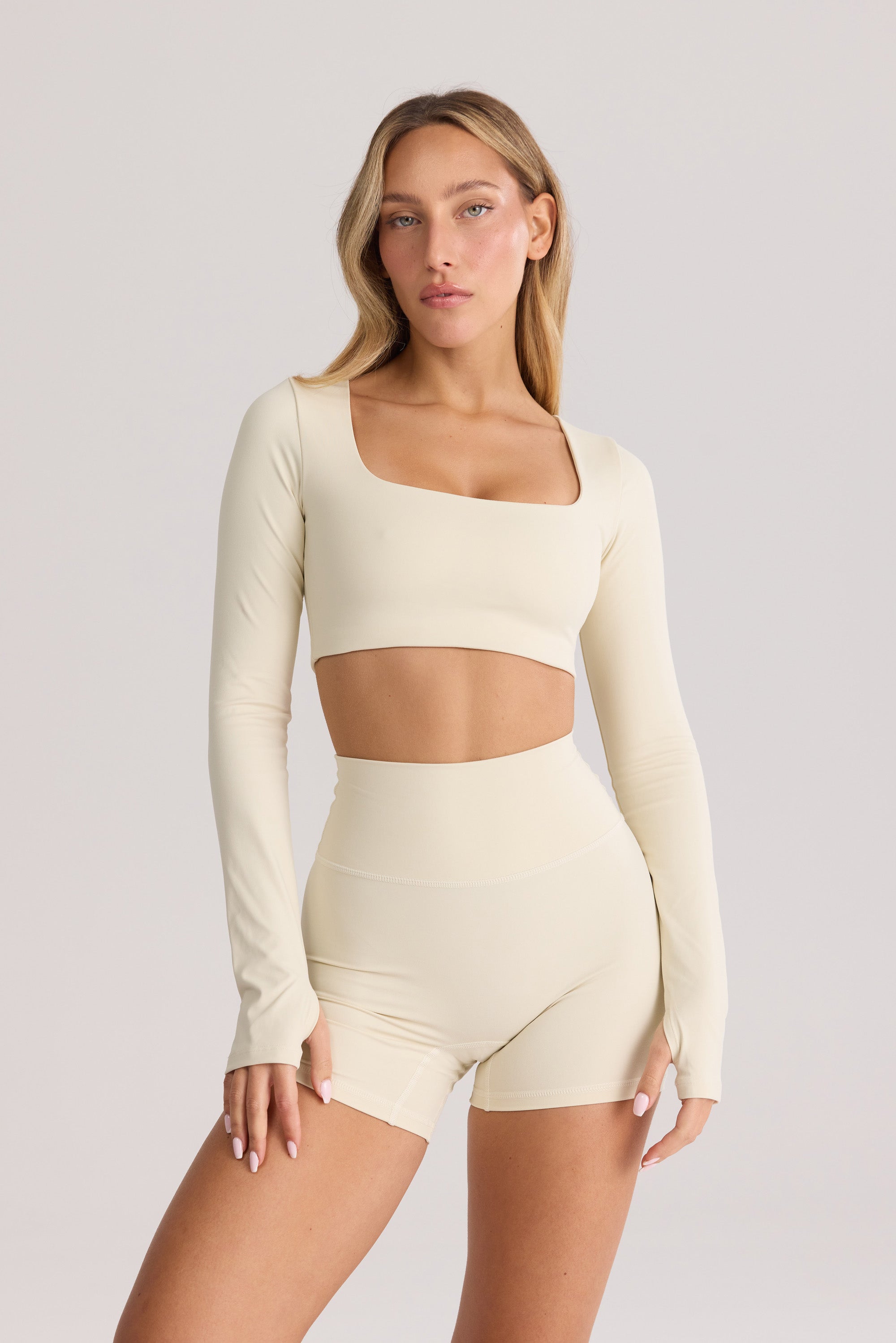 Astra קרופ טופ מחשוף מרובע