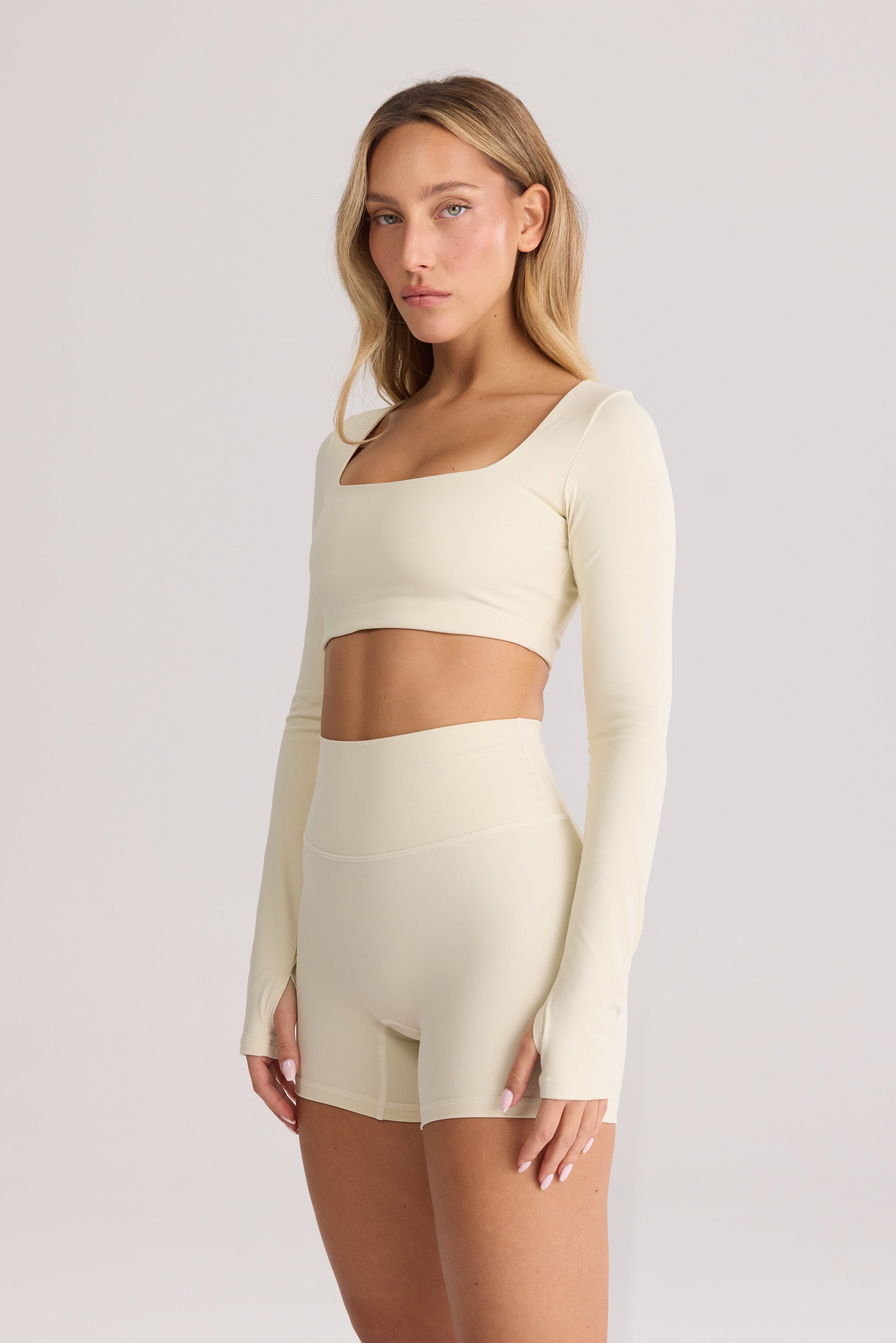 Astra קרופ טופ מחשוף מרובע