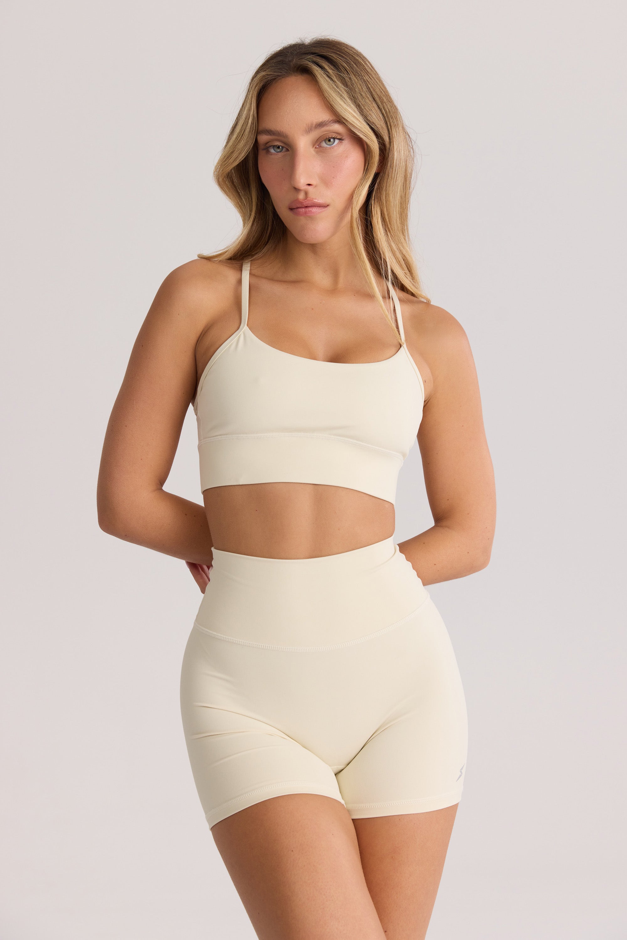 Astra חזיית ספורט תומכת עם כתפיות דקות