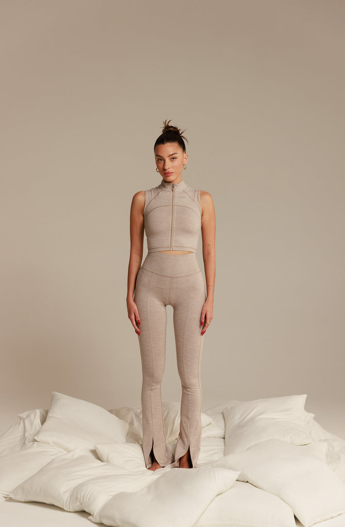 בצבע ניוד ורוד של המותג סטרונגפול קומפורט דיאן שוורץ לובשת טייץ | XS