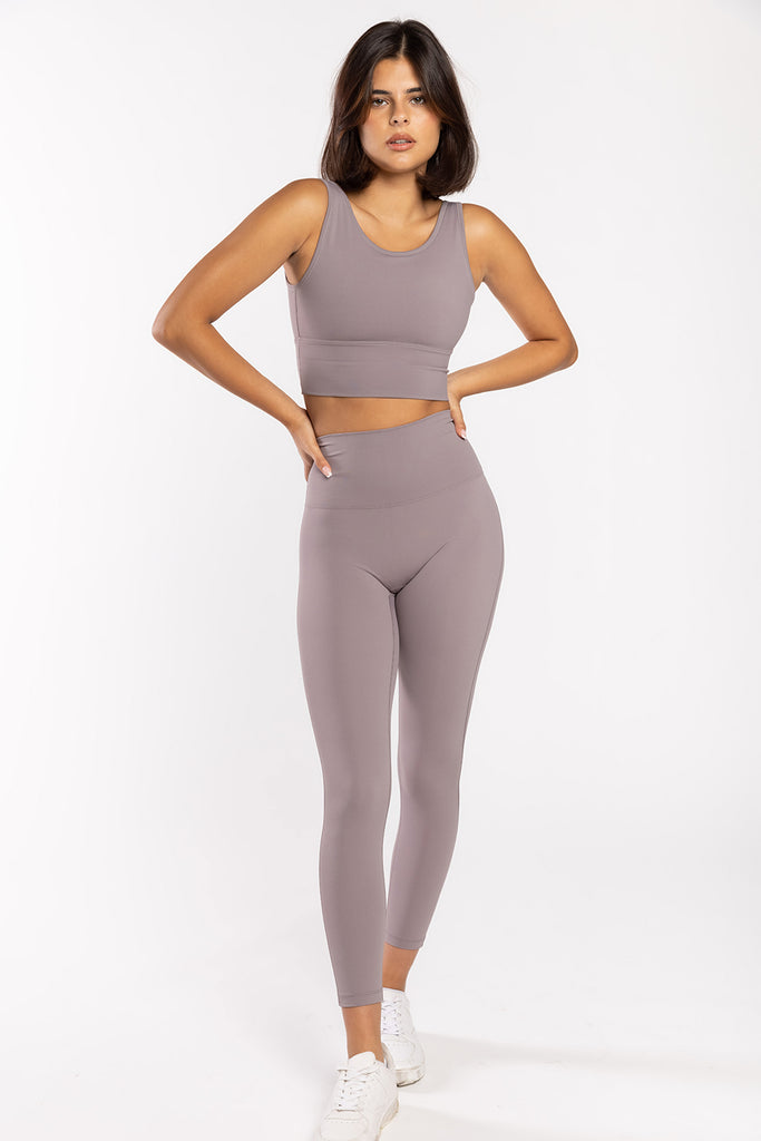 דוגמנית לובשת טופ חזייה סטרונגפול | XS | L