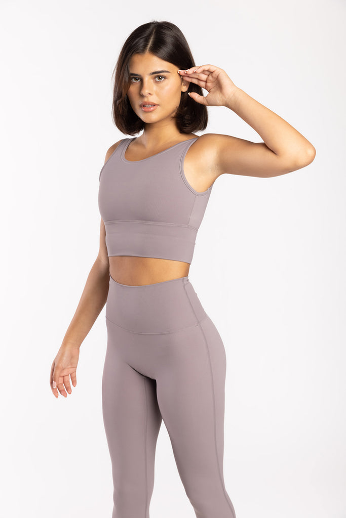 דוגמנית לובשת טופ חזייה סטרונגפול | XS