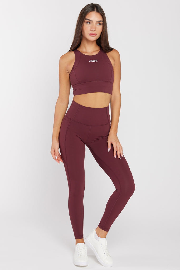 של המותג סטרונגפול Polly דוגמנית לובשת טופ | XS