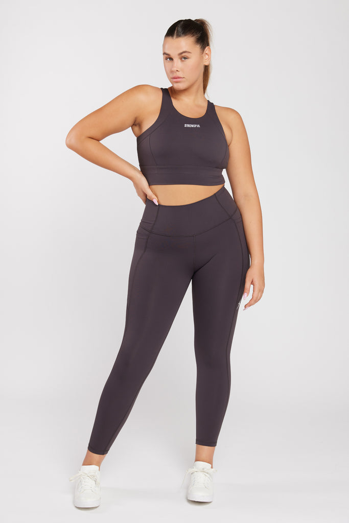 של המותג סטרונגפול Polly דוגמנית לובשת טייץ | L