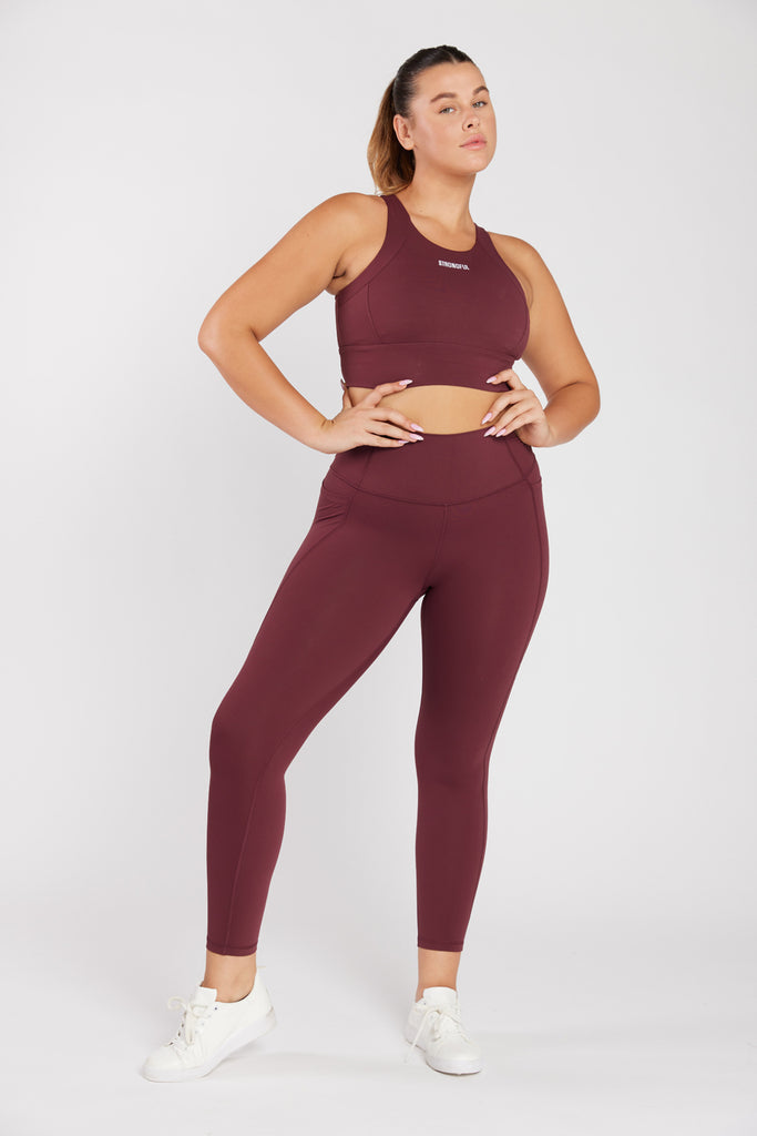 של המותג סטרונגפול Polly דוגמנית לובשת טופ | L