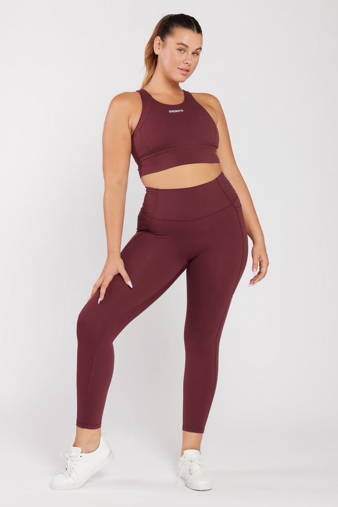 של המותג סטרונגפול Polly דוגמנית לובשת טופ | L