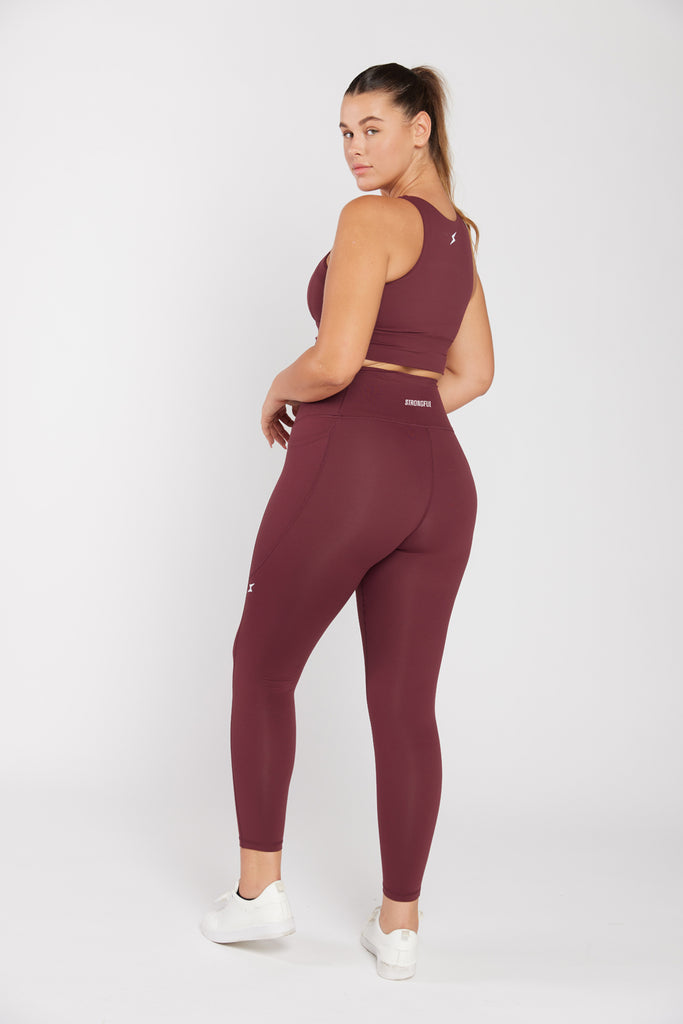 של המותג סטרונגפול Polly דוגמנית לובשת טופ | L