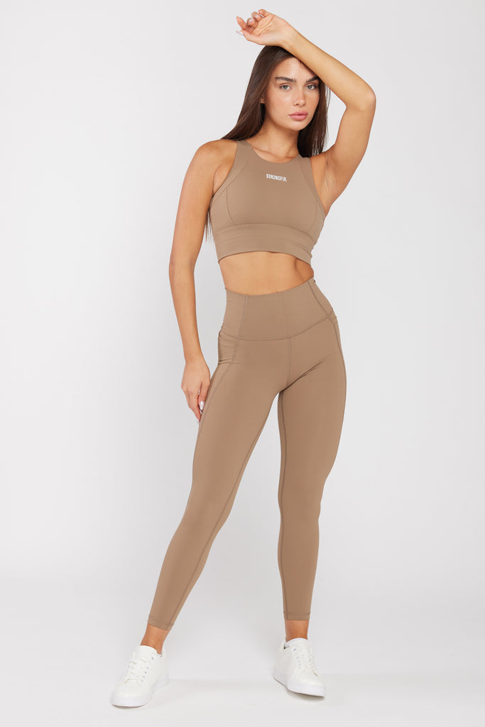 של המותג סטרונגפול Polly דוגמנית לובשת טייץ | XS