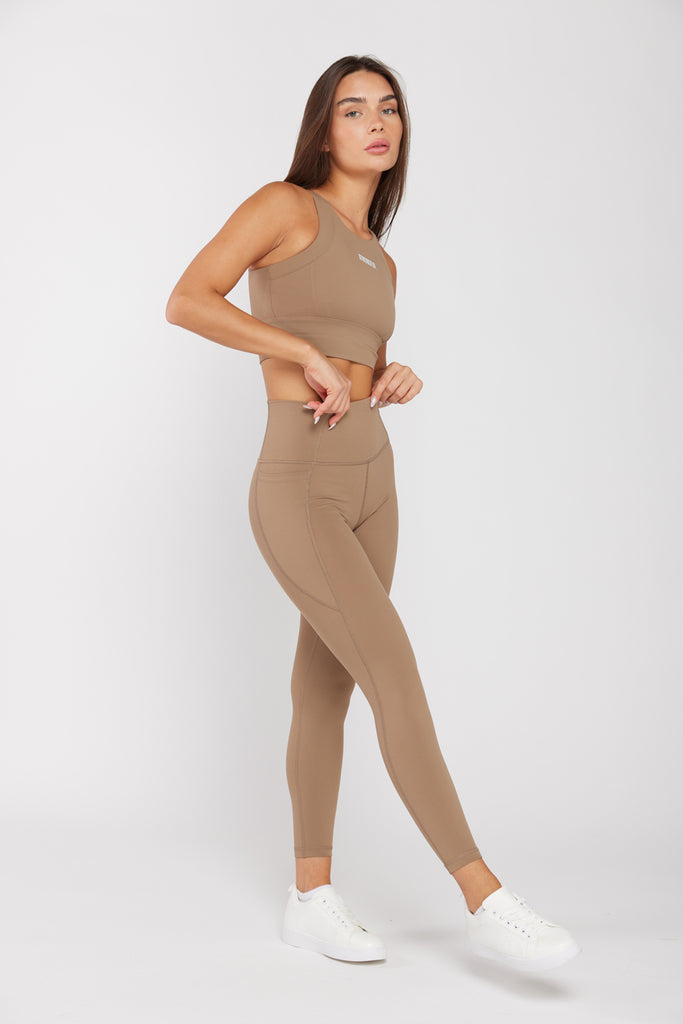 של המותג סטרונגפול Polly דוגמנית לובשת טייץ | XS