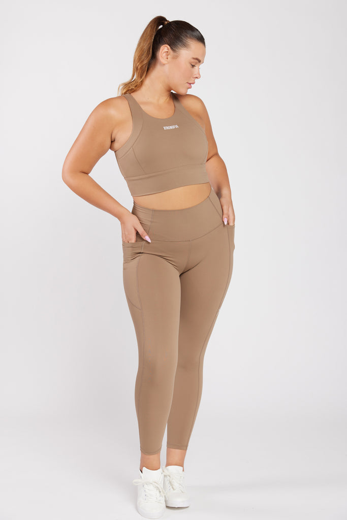 של המותג סטרונגפול Polly דוגמנית לובשת טופ