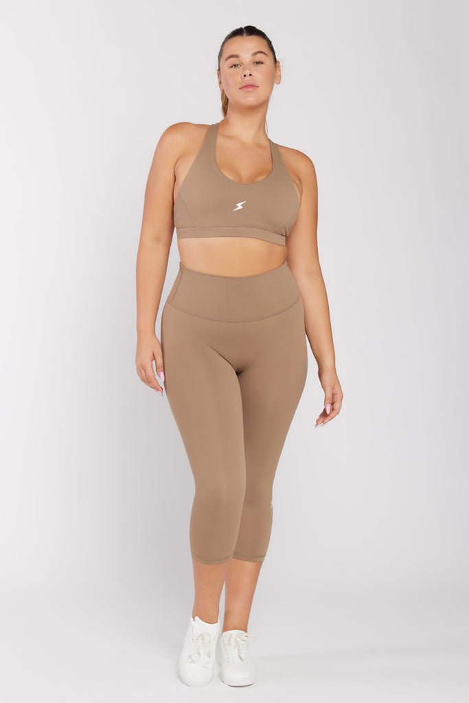 של המותג סטרונגפול Tes דוגמנית לובשת טופ | L