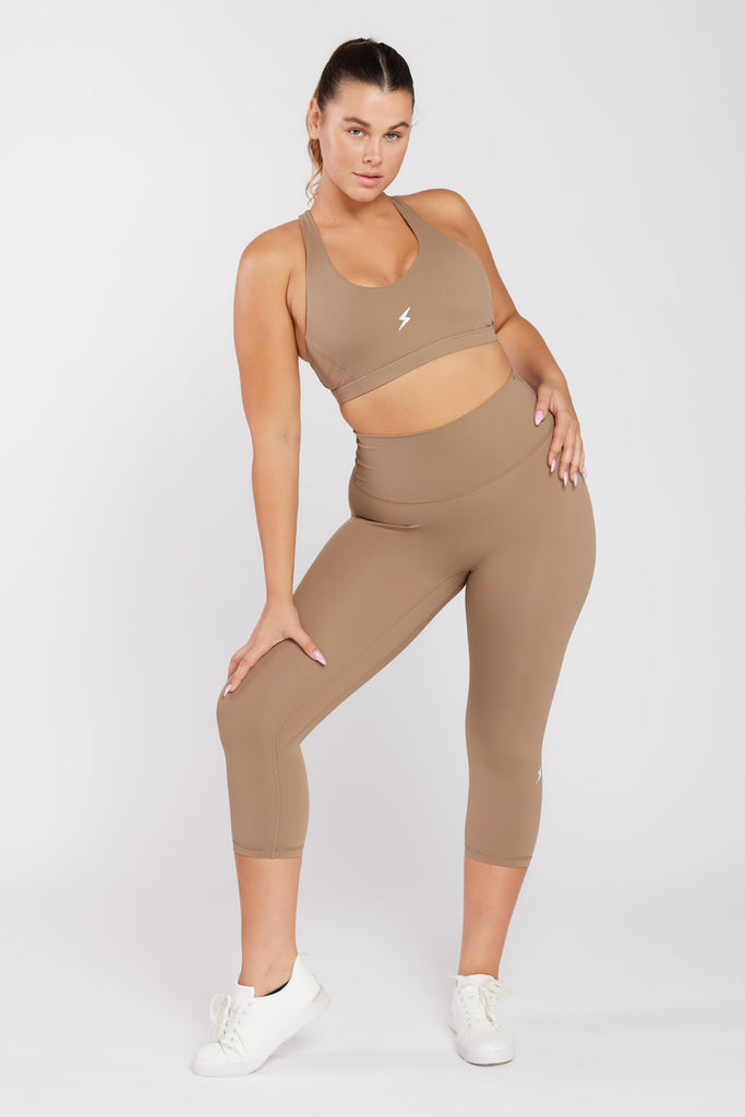 של המותג סטרונגפול Tes דוגמנית לובשת טופ | L