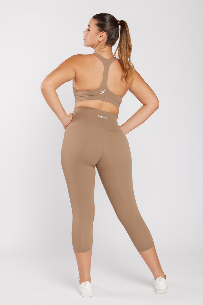 של המותג סטרונגפול Tes דוגמנית לובשת טופ | L