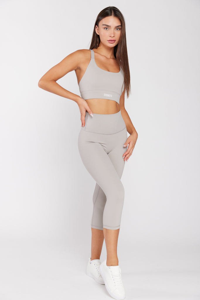 של המותג סטרונגפול Bell דוגמנית לובשת טופ | XS