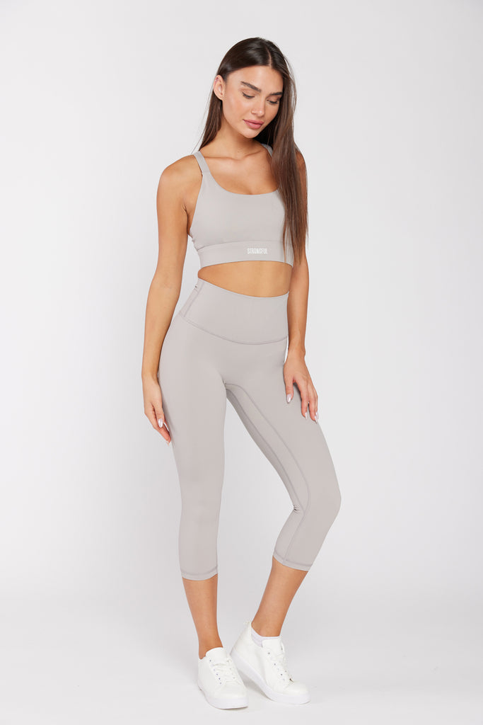 של המותג סטרונגפול Bell דוגמנית לובשת טופ | XS