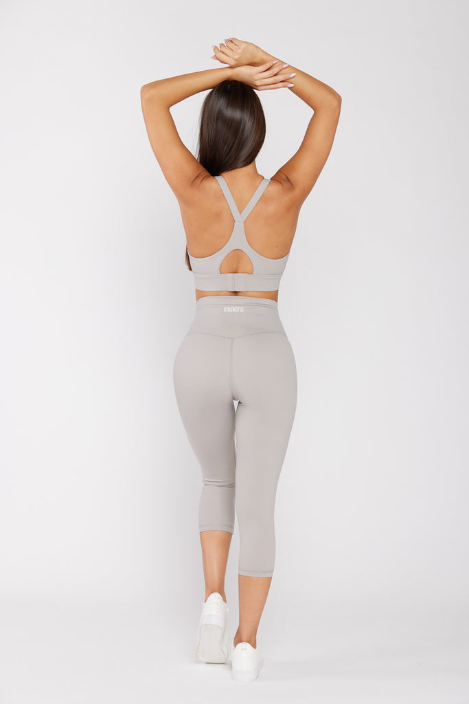 של המותג סטרונגפול Bell דוגמנית לובשת טופ | XS