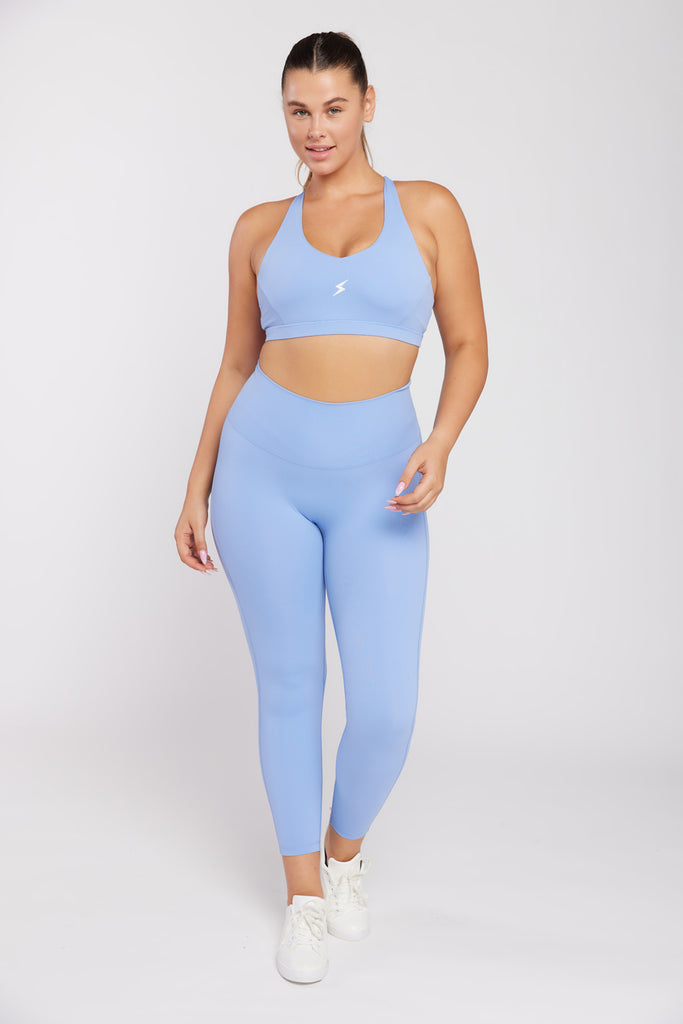 של המותג סטרונגפול Tes דוגמנית לובשת טופ | L