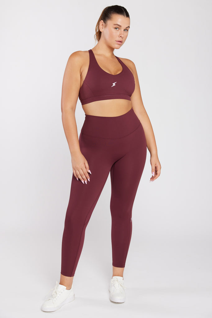 של המותג סטרונגפול Tes דוגמנית לובשת טופ | L