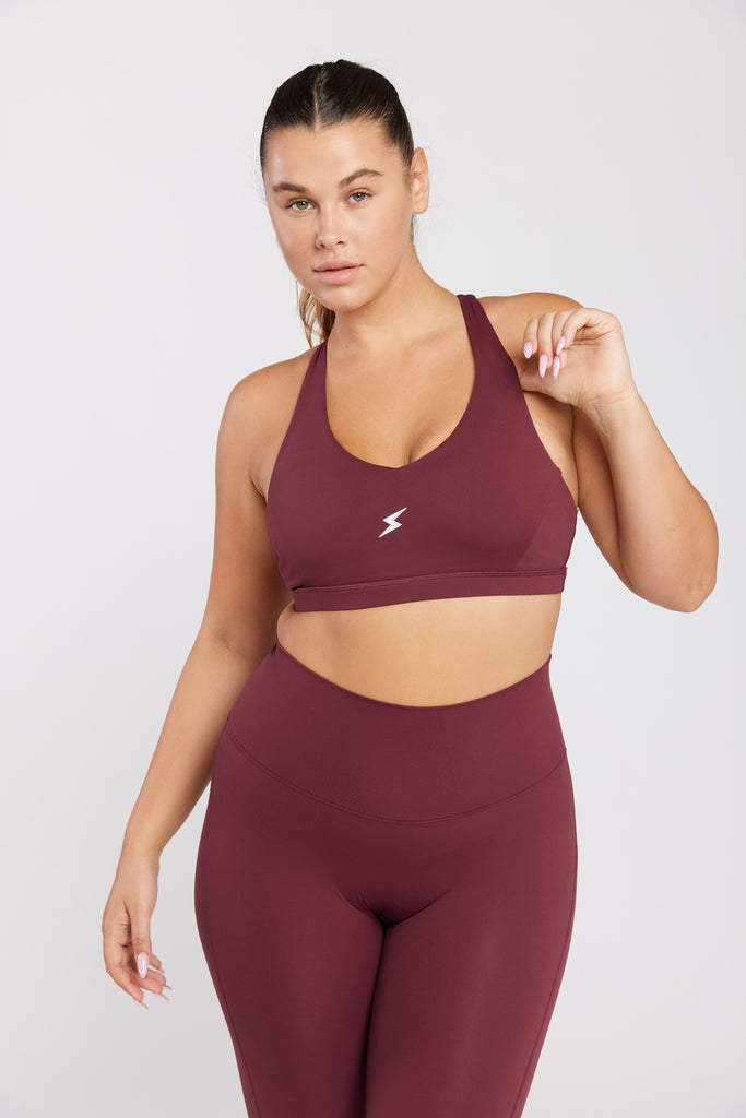 של המותג סטרונגפול Tes דוגמנית לובשת טופ | L