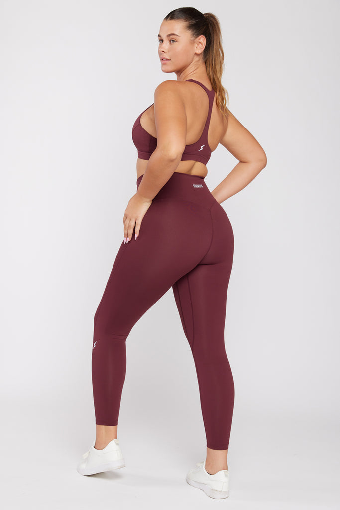 של המותג סטרונגפול Tes דוגמנית לובשת טופ | L