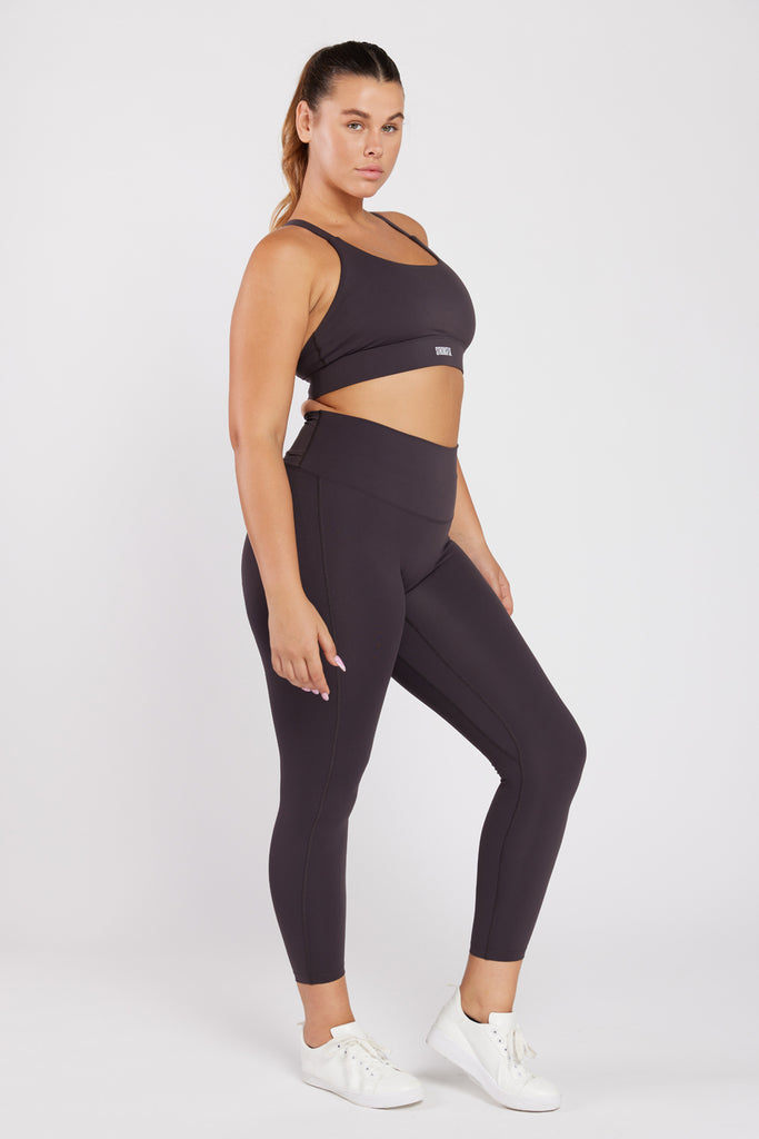 של המותג סטרונגפול Bell דוגמנית לובשת טופ | L