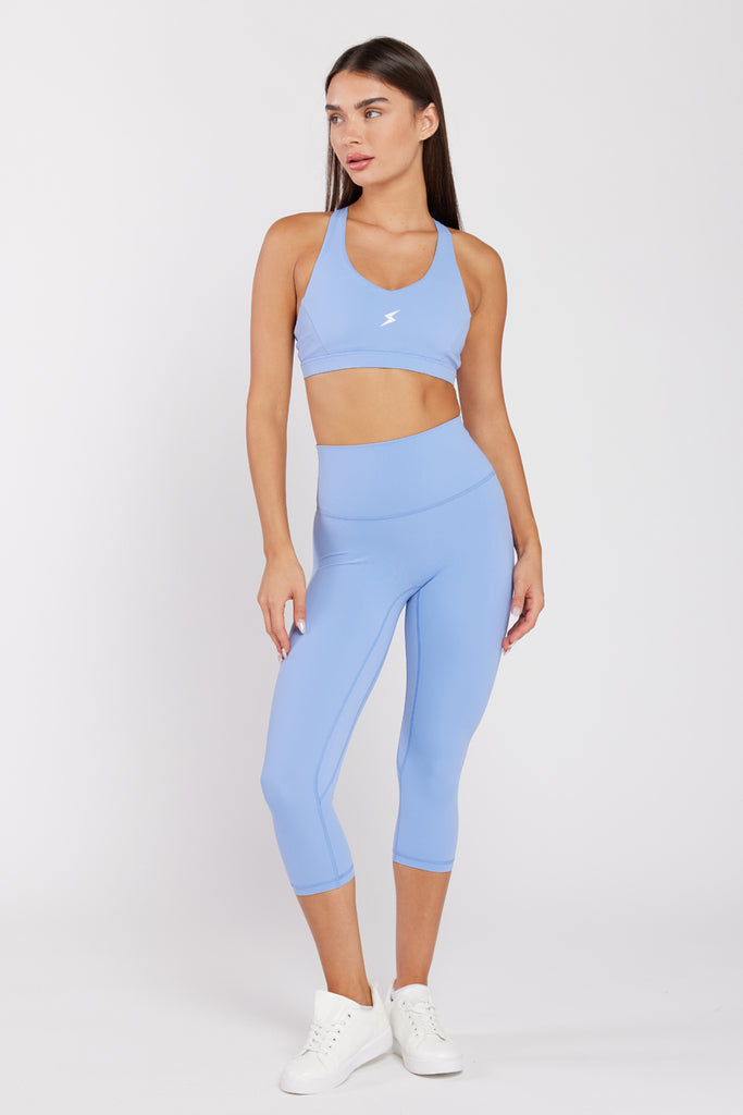 של המותג סטרונגפול Tes דוגמנית לובשת טופ | XS