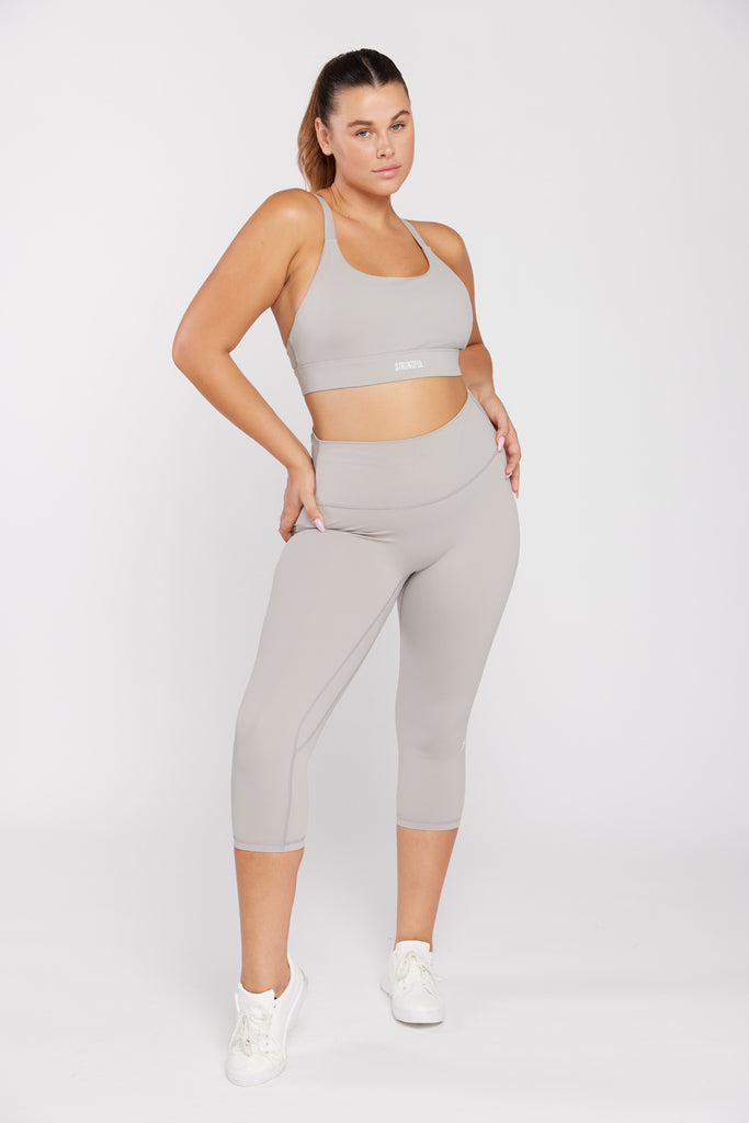 של המותג סטרונגפול Bell דוגמנית לובשת טופ | L