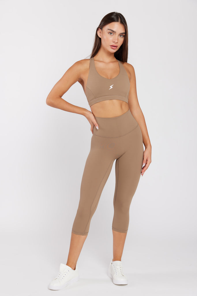 של המותג סטרונגפול Tes דוגמנית לובשת טופ | XS