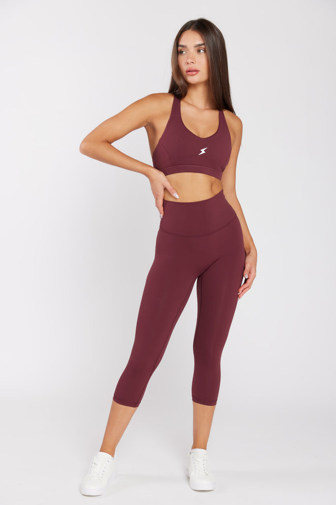 של המותג סטרונגפול Tes דוגמנית לובשת טופ | XS