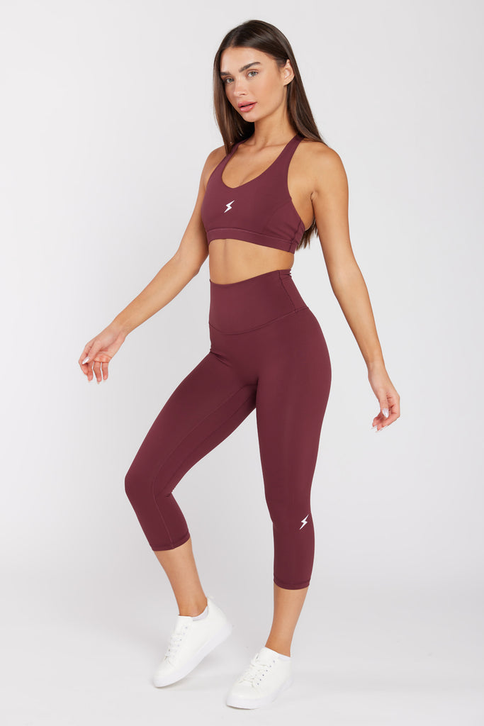 של המותג סטרונגפול Tes דוגמנית לובשת טופ | XS