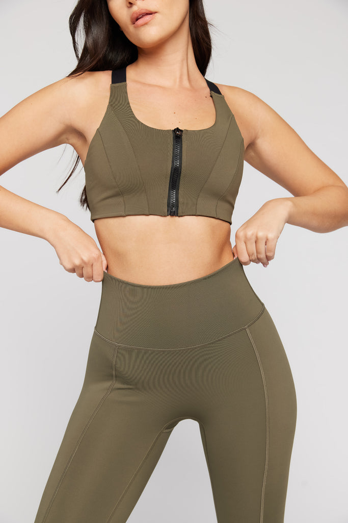 Aura - טופ ספורטיבי עם רוכסן קדמי בצבע שחור | XS