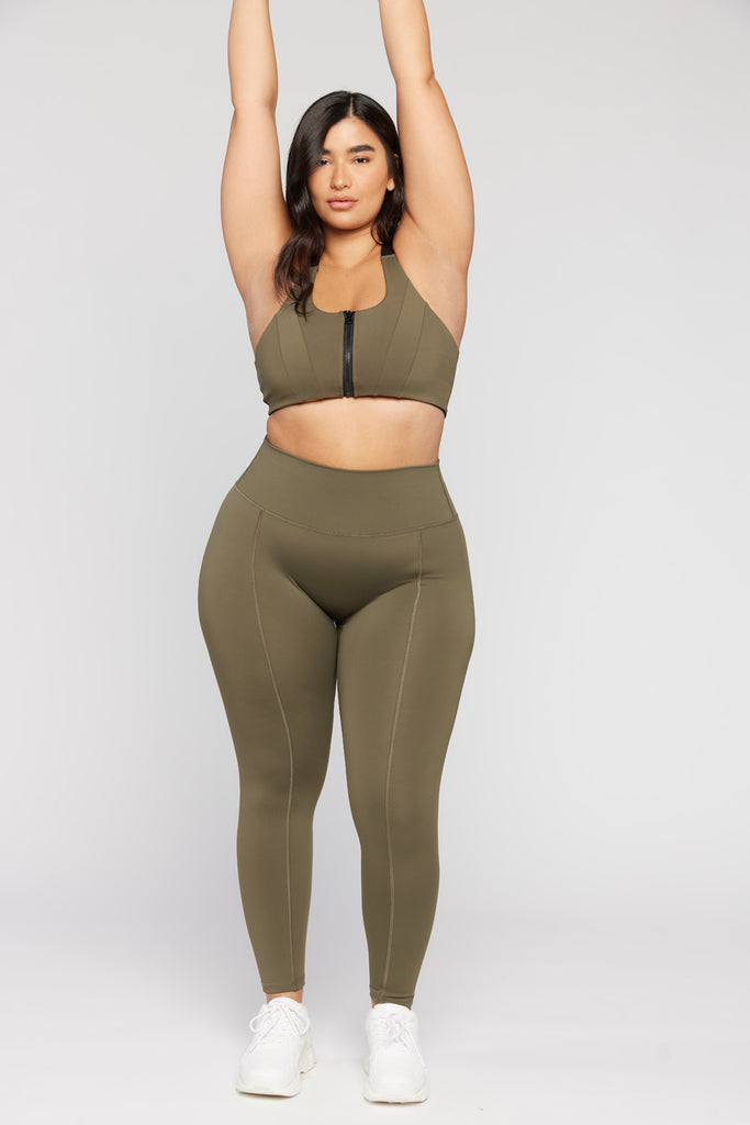 Aura - טופ ספורטיבי עם רוכסן קדמי בצבע שחור | L