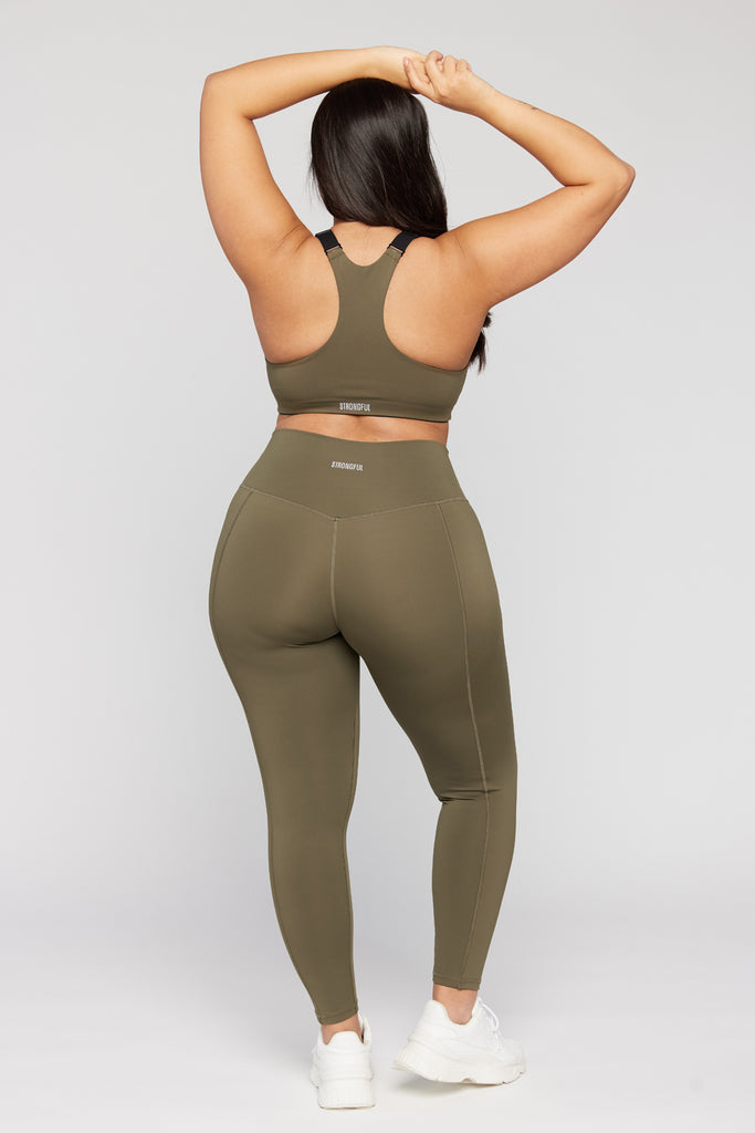 Aura - טופ ספורטיבי עם רוכסן קדמי בצבע שחור | L