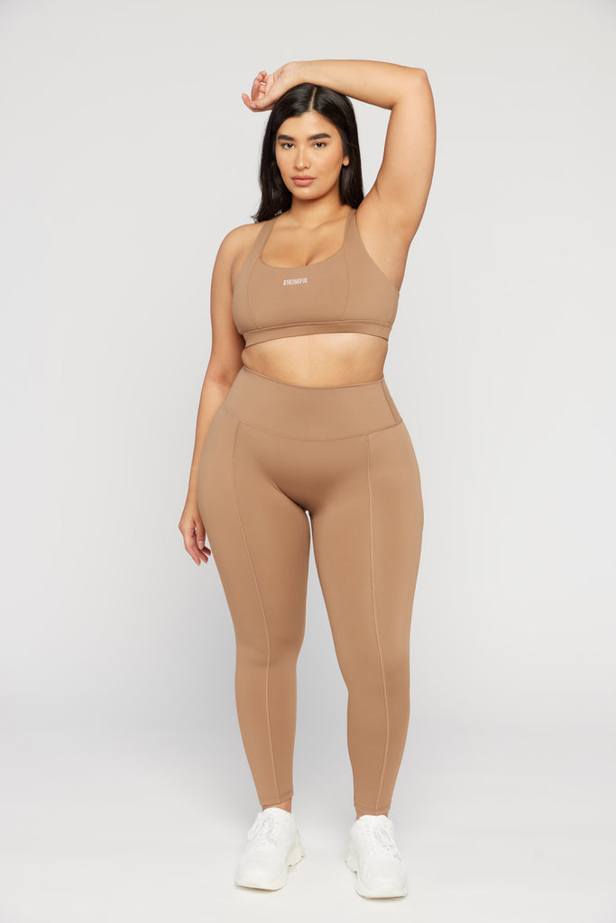 Aura - טופ ספורטיבי בעל מחשוף בגב בצבע מוקה 